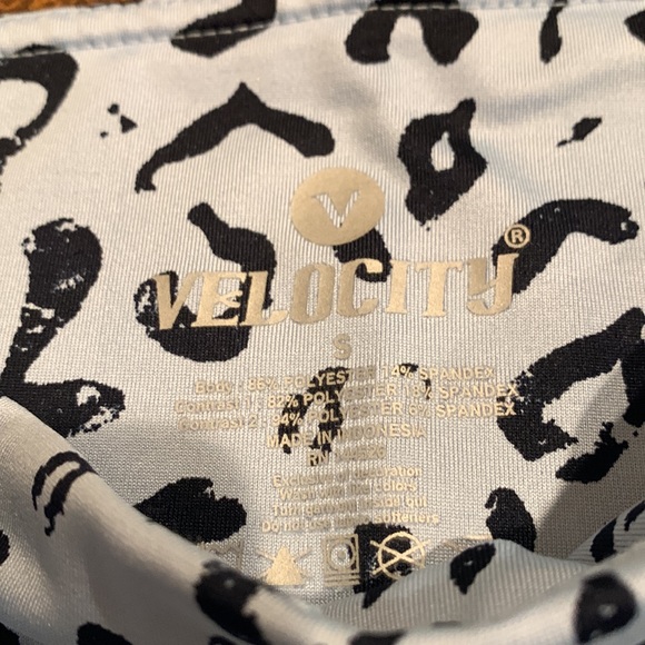 Velocity Leggings Hi Rise Side Pockets Capri Length Activewear in Leopard Blue! - Picture 10 of 11